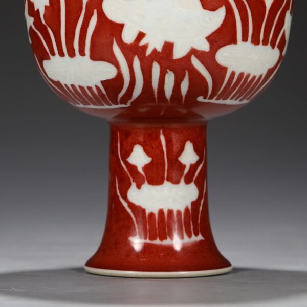 Old collection of Ming Dynasty Xuande Ruby Red Glaze White Fish and Algae Pattern High Foot Deep Belly Bowl - Image 4