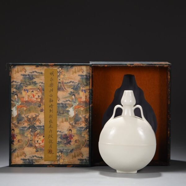 Old collection of Ming Dynasty Yongle sweet white glaze dark carved broken branch flower pattern moon bottle