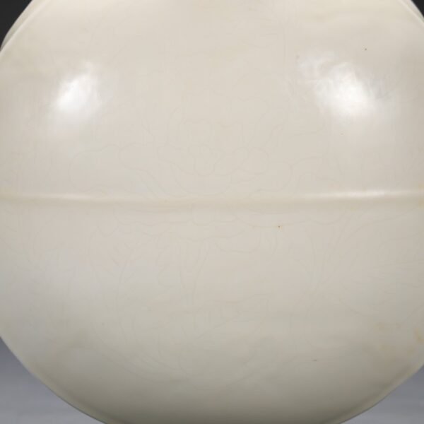 Old collection of Ming Dynasty Yongle sweet white glaze dark carved broken branch flower pattern moon bottle - Image 2