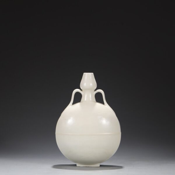 Old collection of Ming Dynasty Yongle sweet white glaze dark carved broken branch flower pattern moon bottle - Image 3