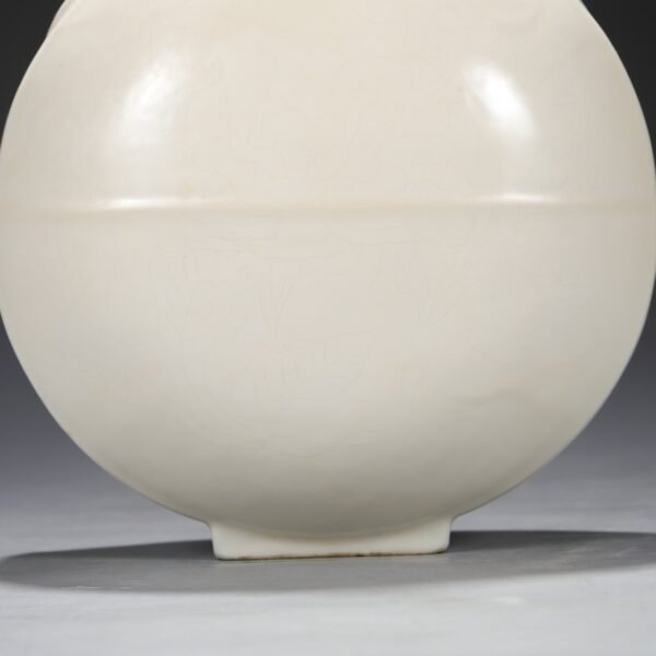 Old collection of Ming Dynasty Yongle sweet white glaze dark carved broken branch flower pattern moon bottle - Image 4