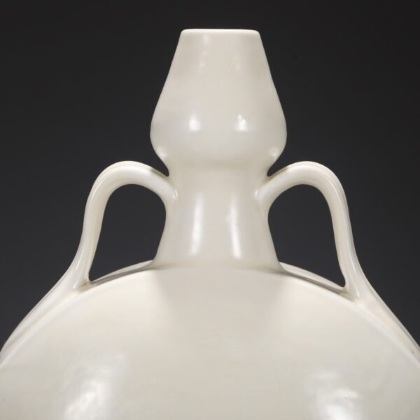 Old collection of Ming Dynasty Yongle sweet white glaze dark carved broken branch flower pattern moon bottle - Image 5