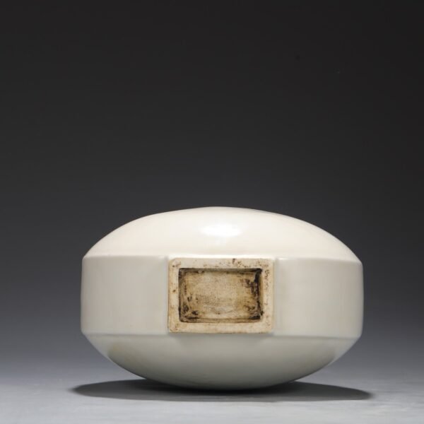 Old collection of Ming Dynasty Yongle sweet white glaze dark carved broken branch flower pattern moon bottle - Image 6