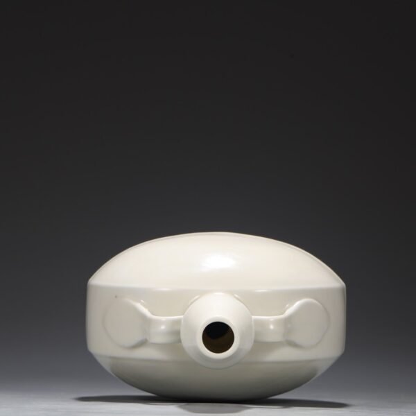 Old collection of Ming Dynasty Yongle sweet white glaze dark carved broken branch flower pattern moon bottle - Image 7