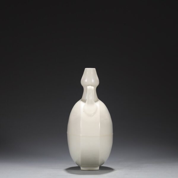 Old collection of Ming Dynasty Yongle sweet white glaze dark carved broken branch flower pattern moon bottle - Image 8