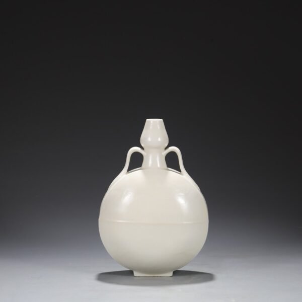 Old collection of Ming Dynasty Yongle sweet white glaze dark carved broken branch flower pattern moon bottle - Image 9