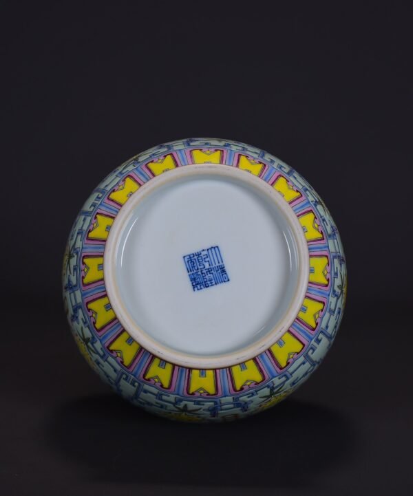 an old collection of Qing Dynasty Qianlong green ground pink enamel double-eared vase - Image 9