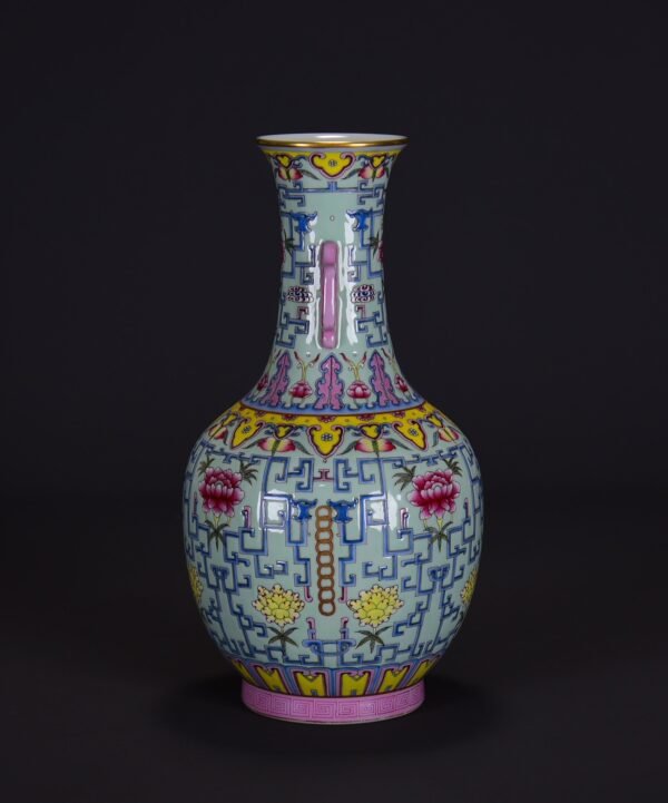 an old collection of Qing Dynasty Qianlong green ground pink enamel double-eared vase - Image 2