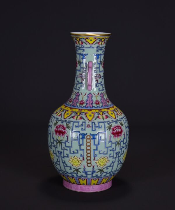 an old collection of Qing Dynasty Qianlong green ground pink enamel double-eared vase - Image 3