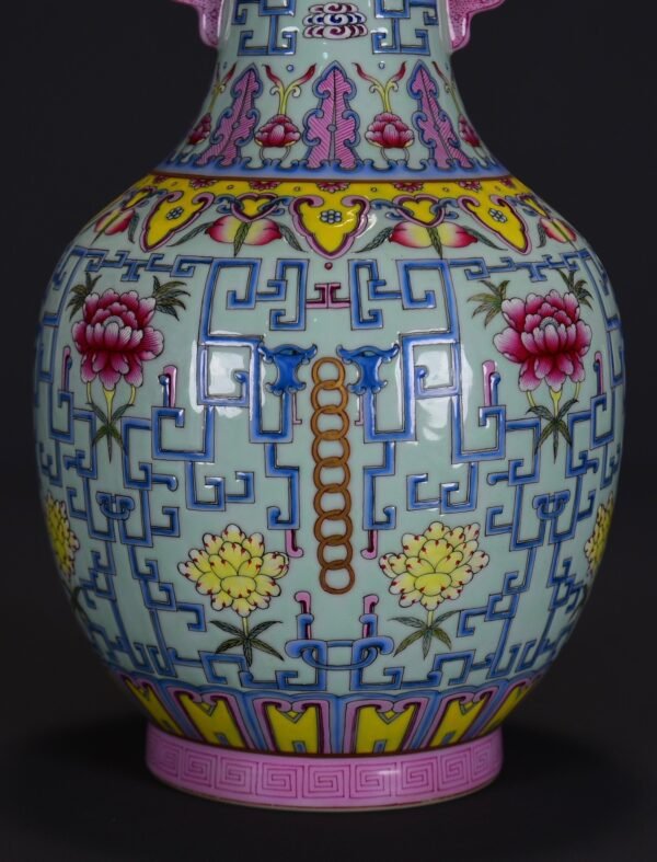 an old collection of Qing Dynasty Qianlong green ground pink enamel double-eared vase - Image 4