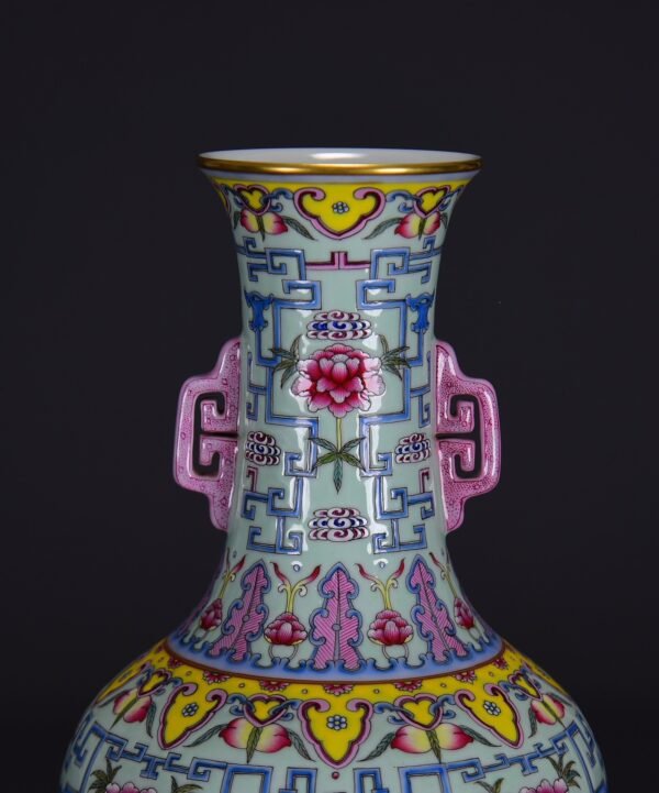 an old collection of Qing Dynasty Qianlong green ground pink enamel double-eared vase - Image 5