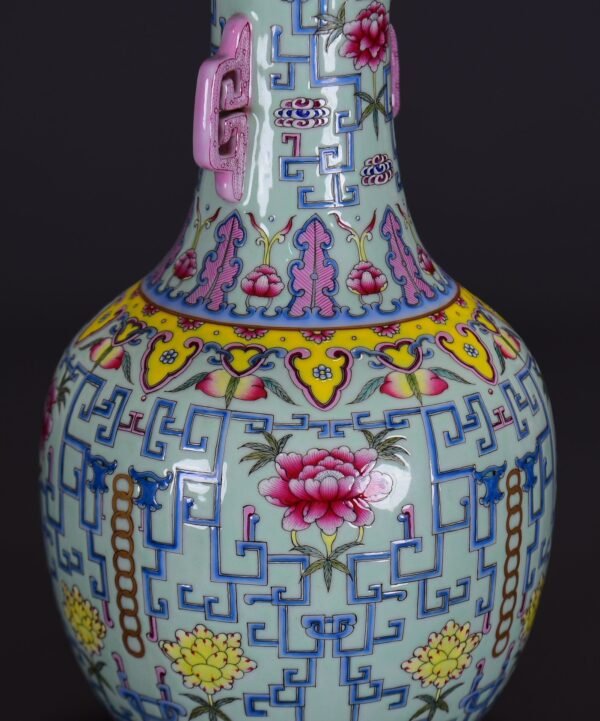 an old collection of Qing Dynasty Qianlong green ground pink enamel double-eared vase - Image 6