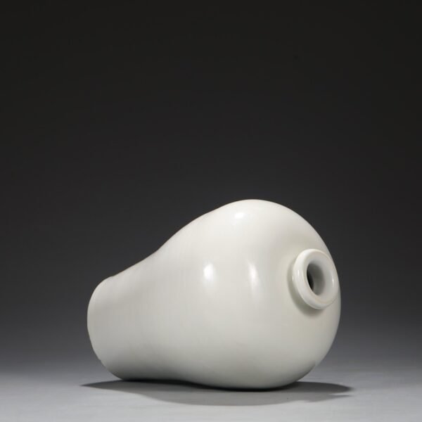 Old collection of Ming Dynasty Yongle sweet white glaze dark carved three-color pattern large plum vase - Image 3