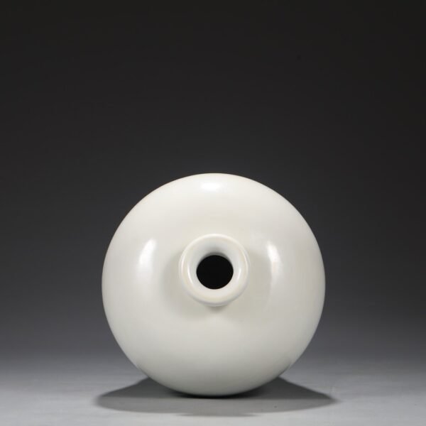 Old collection of Ming Dynasty Yongle sweet white glaze dark carved three-color pattern large plum vase - Image 6