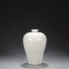 Old collection of Ming Dynasty Yongle sweet white glaze dark carved three-color pattern large plum vase - Image 7