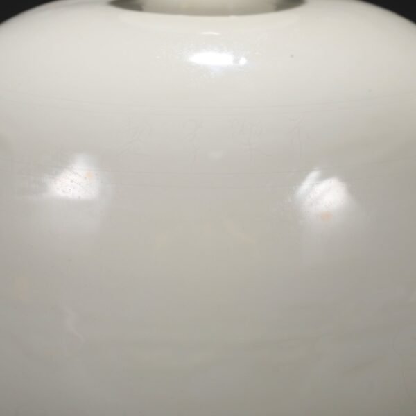 Old collection of Ming Dynasty Yongle sweet white glaze dark carved three-color pattern large plum vase - Image 9