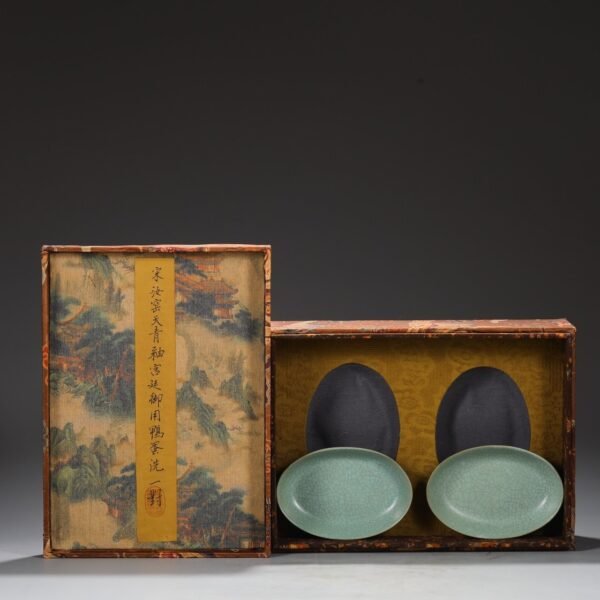 A pair of duck egg washbasins from the Northern Song Dynasty Ru kiln celadon glaze, "Yonghe Palace"