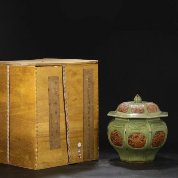 An old collection of a Yuan Dynasty Longquan kiln green glaze dotted exposed body window floral pattern octagonal lidded jar