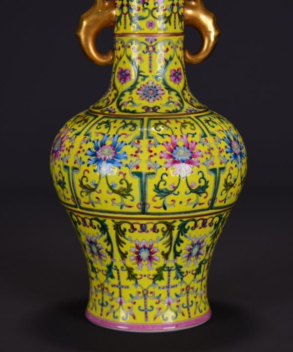 old collection of Qing Qianlong yellow ground lotus pattern gilt elephant ear vase - Image 3