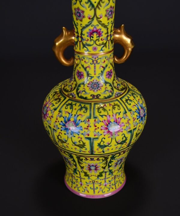 old collection of Qing Qianlong yellow ground lotus pattern gilt elephant ear vase - Image 4