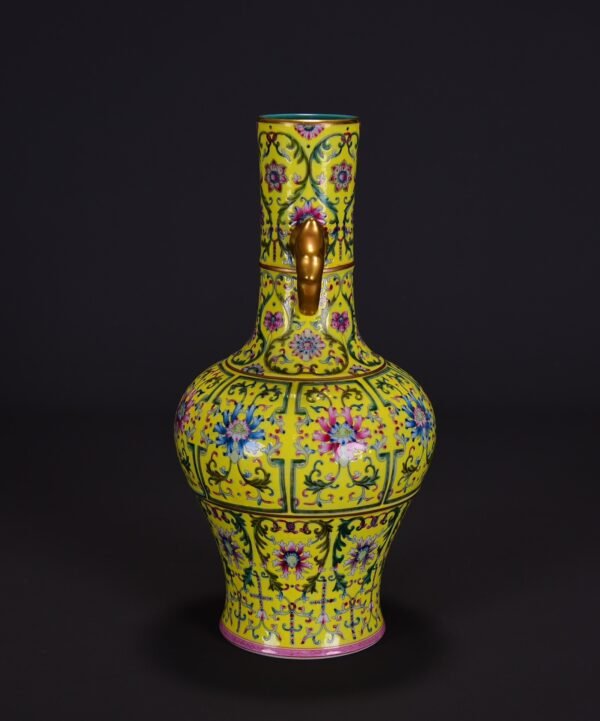 old collection of Qing Qianlong yellow ground lotus pattern gilt elephant ear vase - Image 2