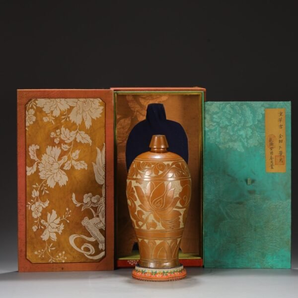 A large plum vase with deep carvings of lotus flowers from the Cizhou kiln of the Northern Song Dynasty.