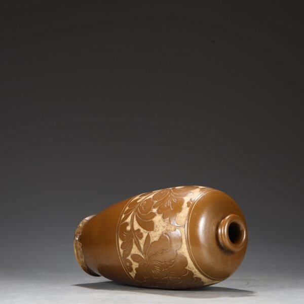 A large plum vase with persimmon red glaze and deep carving of peony patterns from the Cizhou kiln of the Northern Song Dynasty. - Image 7
