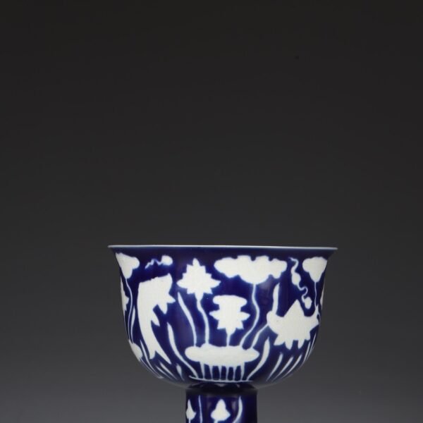 Old collection of Ming Dynasty Xuande sapphire blue glaze with white fish and algae pattern high-footed deep-bellied bowl - Image 3