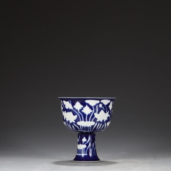 Old collection of Ming Dynasty Xuande sapphire blue glaze with white fish and algae pattern high-footed deep-bellied bowl - Image 5