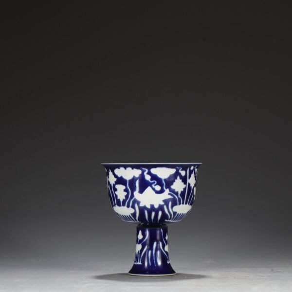 Old collection of Ming Dynasty Xuande sapphire blue glaze with white fish and algae pattern high-footed deep-bellied bowl - Image 6