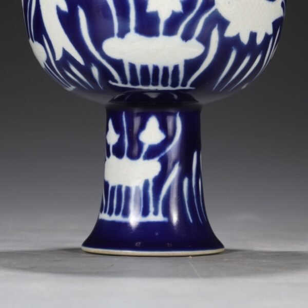 Old collection of Ming Dynasty Xuande sapphire blue glaze with white fish and algae pattern high-footed deep-bellied bowl - Image 9
