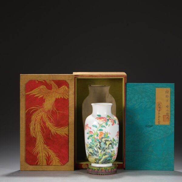 Old collection of Qing Dynasty Yongzheng enamel colored mountain stone flower pattern lantern vase