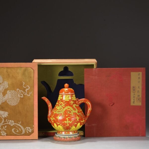 A large pot with red ground and yellow dragon patterns from the Jiajing period of the Ming Dynasty.