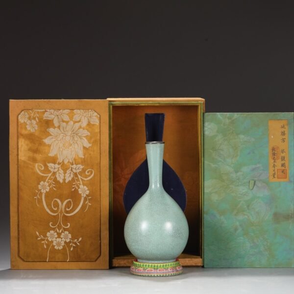 Old collection of Northern Song Dynasty Ru kiln celadon glaze silver mouth bold bottle "Qianlong imperial title"