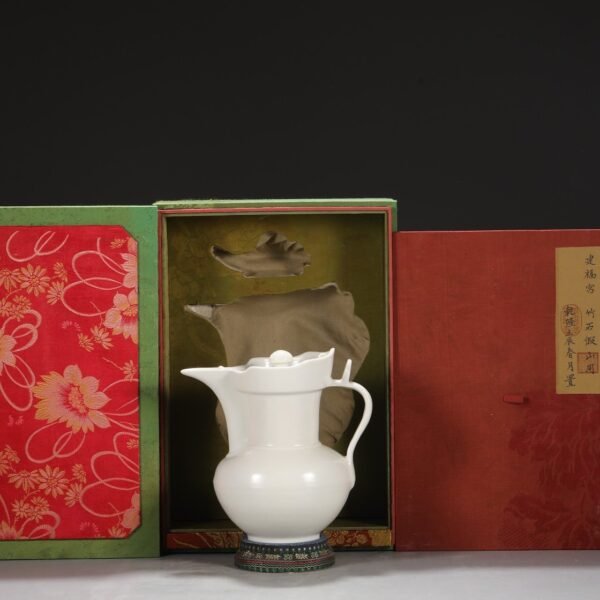 Old collection of Ming Dynasty Yongle sweet white glaze dark carved three-dot pattern monk hat pot