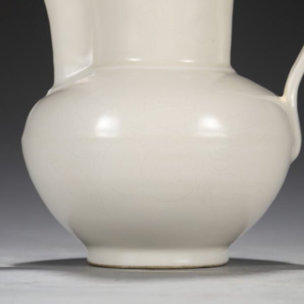 Old collection of Ming Dynasty Yongle sweet white glaze dark carved three-dot pattern monk hat pot - Image 4