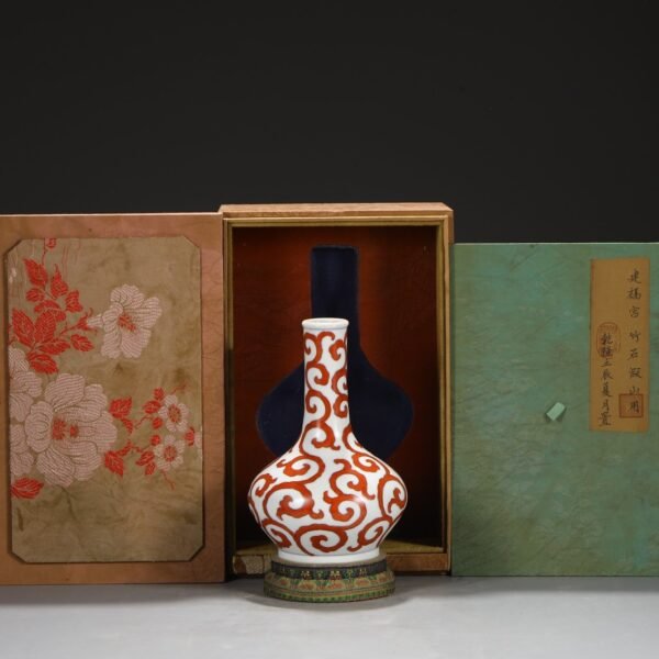Old collection of Ming Dynasty Chenghua red-colored imperial string pattern vase