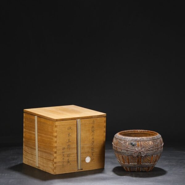 Old collection of Qing Qianlong bionic porcelain dustpan gongs and drums wash "Snail Housekeeper Qingwan"