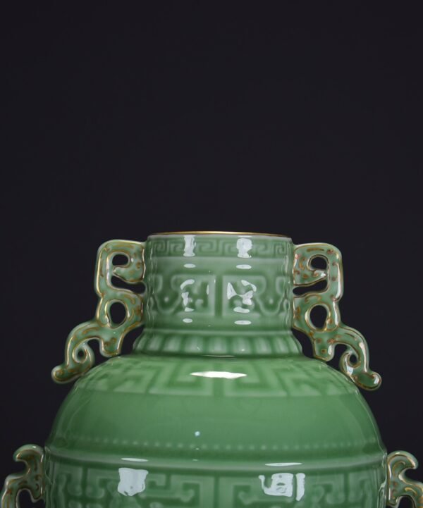 old collection of Qing Dynasty Qianlong bean green glaze dragon pattern gold-painted vase - Image 3