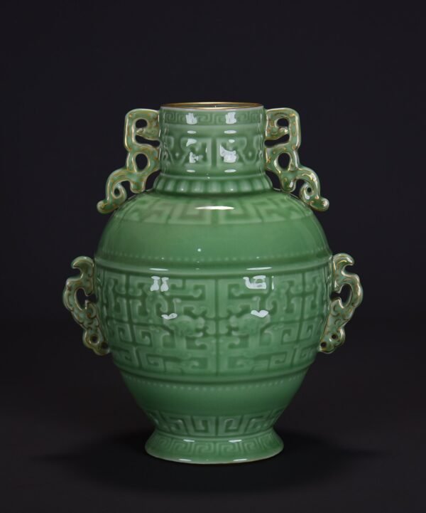 old collection of Qing Dynasty Qianlong bean green glaze dragon pattern gold-painted vase