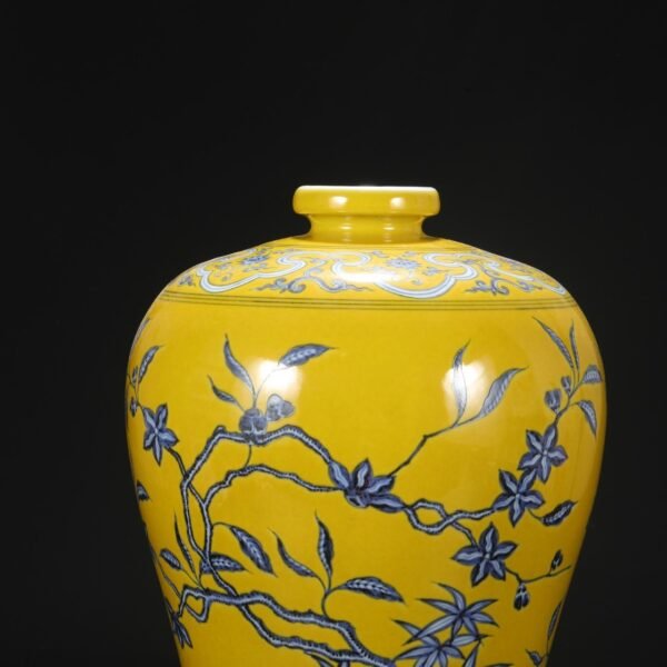 A large plum vase with yellow ground and blue and white flower pattern from the Yongle period of the Ming Dynasty. - Image 2