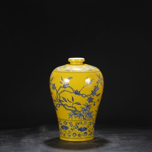 A large plum vase with yellow ground and blue and white flower pattern from the Yongle period of the Ming Dynasty. - Image 3