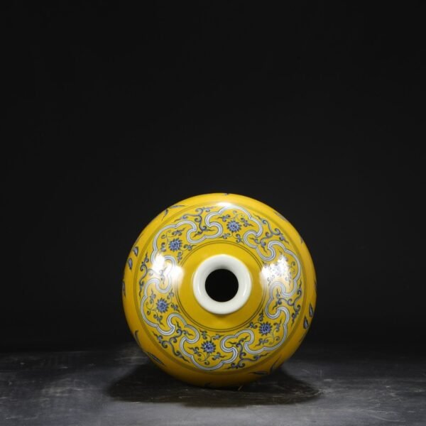 A large plum vase with yellow ground and blue and white flower pattern from the Yongle period of the Ming Dynasty. - Image 4