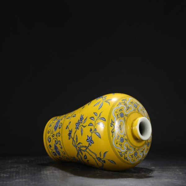 A large plum vase with yellow ground and blue and white flower pattern from the Yongle period of the Ming Dynasty. - Image 5