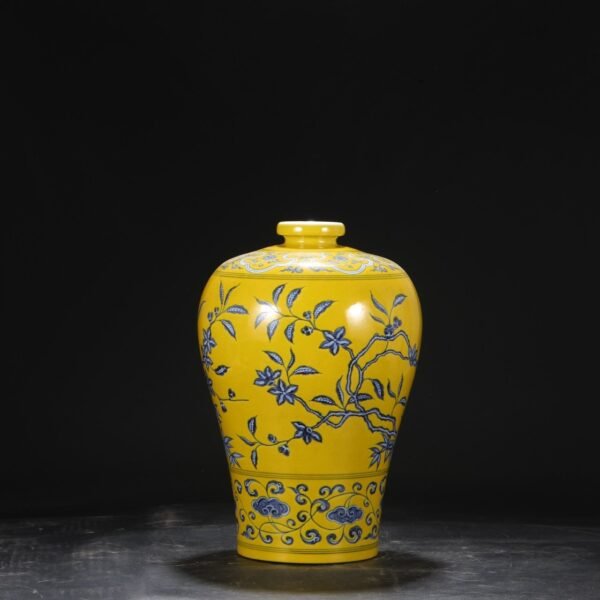 A large plum vase with yellow ground and blue and white flower pattern from the Yongle period of the Ming Dynasty. - Image 6