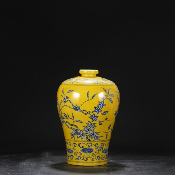 A large plum vase with yellow ground and blue and white flower pattern from the Yongle period of the Ming Dynasty. - Image 7