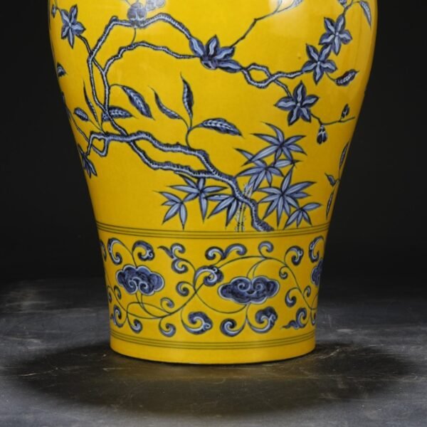 A large plum vase with yellow ground and blue and white flower pattern from the Yongle period of the Ming Dynasty. - Image 9