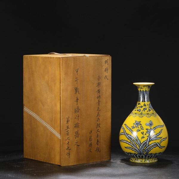 Old collection of Ming Dynasty Yongle yellow ground blue and white flower pattern large jade pot spring vase