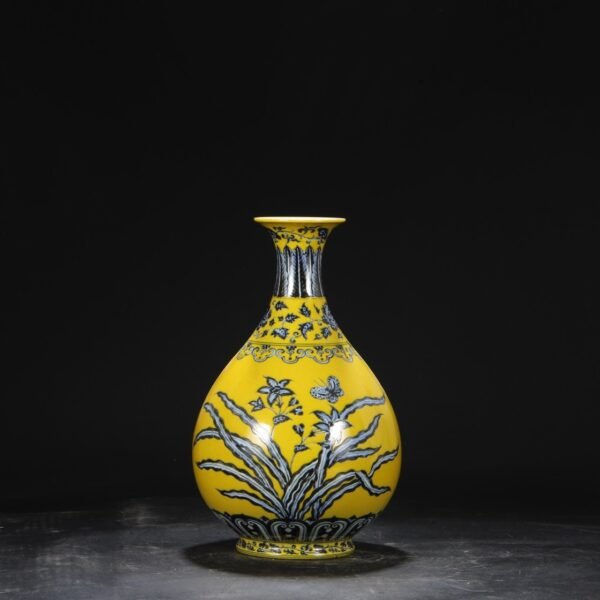 Old collection of Ming Dynasty Yongle yellow ground blue and white flower pattern large jade pot spring vase - Image 2