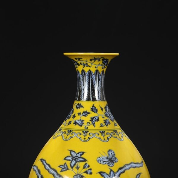 Old collection of Ming Dynasty Yongle yellow ground blue and white flower pattern large jade pot spring vase - Image 3